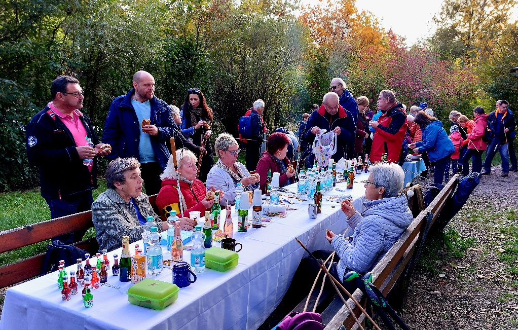 Gemeinsame Rast mit den Gastgebern vom Verein Naturfreunde Plauen e.V.