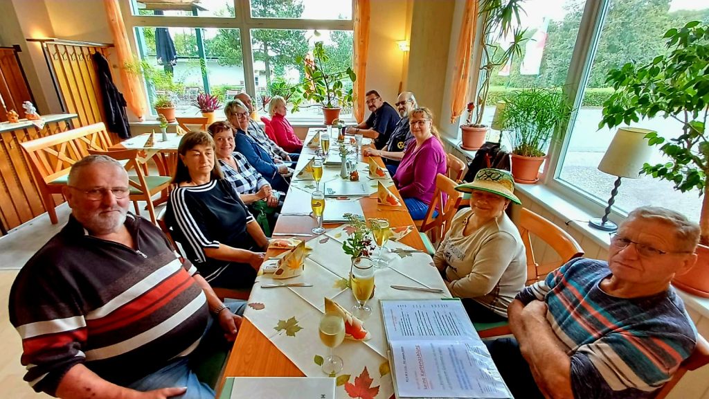 Die Teilnehmer der Langstockwanderung im Restaurant Talsperrenblick.