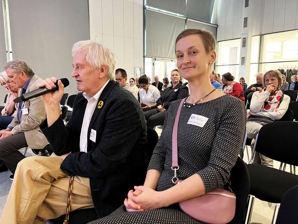 Blick in das Publikum bei den Vorträgen zum Gesundheitstag. In der ersten Reihe sitzen Frau Smitkiewicz (Blickpunkt Auge Koordinatorin), Herr Schneider (Landesvorsitzender des BSVS), Herr Hauschild (1. Stellvertreter des BSVS) und daneben seine Frau.